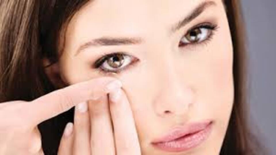 Lens takmak orucu bozar mı?