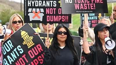 Çöp protestosuna katıldı