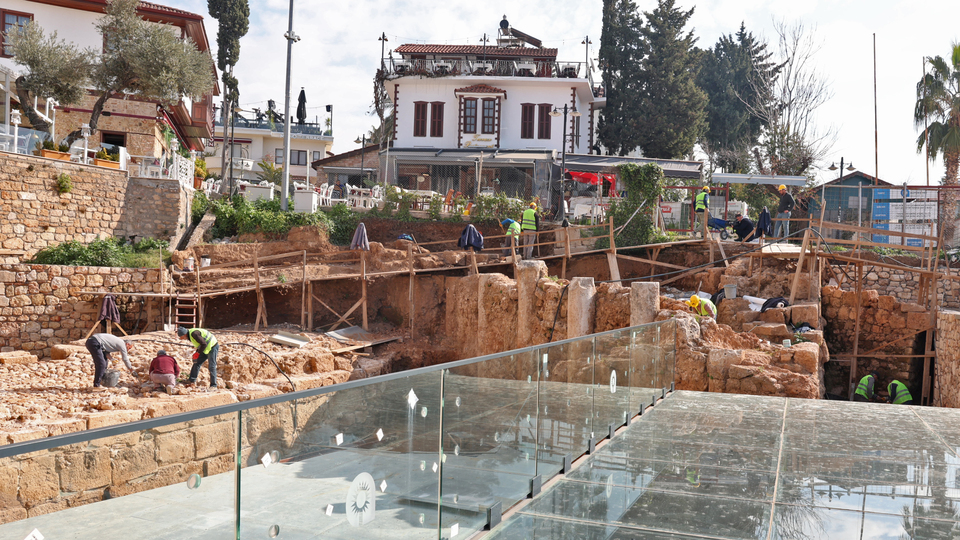 Antalya'nın simgesinde yazıtlı mozaik keşfedildi!