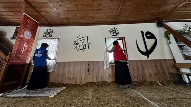 Tarihi camileri gönüllü gençler temizledi