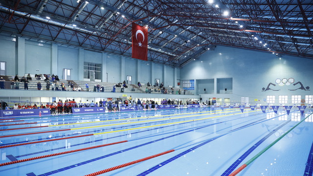 4 ülkeden 149 engelli sporcu havuzda kulaç attı