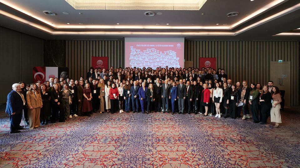 Annesinden 41 yıl sonra TEV bursiyeri oldu