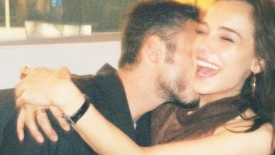 Sevgilisini öpmelere doyamadı