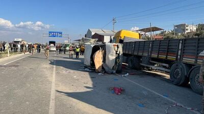 İşçi servisi TIR'a çarptı! 6 ölü, 8 yaralı