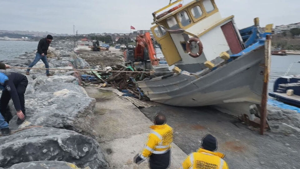 Avcılar'daki tekne enkazları kaldırıldı