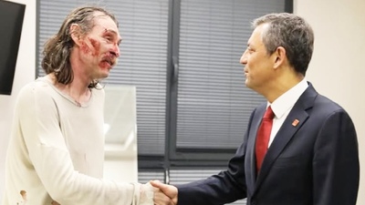 Erdal Beşikçioğlu'nun oyununu seyretti