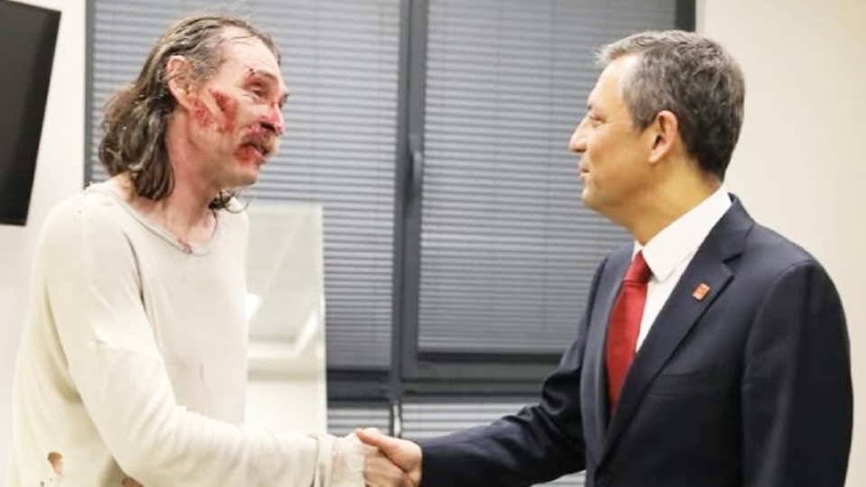 Erdal Beşikçioğlu'nun oyununu seyretti