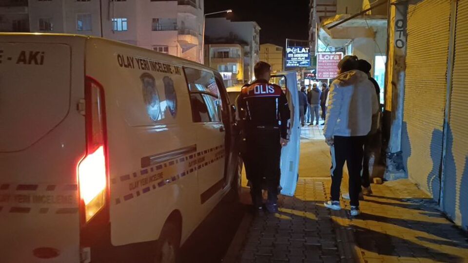 Tüfekle kendini kazara yaraladı