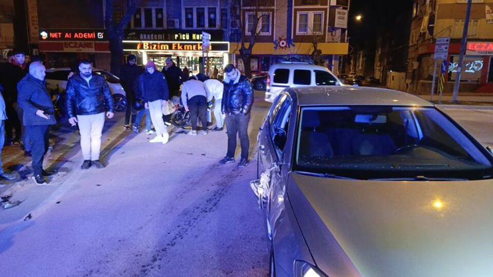 Otomobille çarpışan motosikletli yaralandı