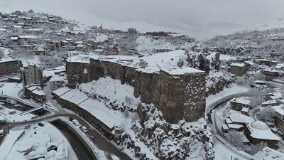 Tarihi dokusu gün yüzüne çıkarılan Bitlis kar altında!