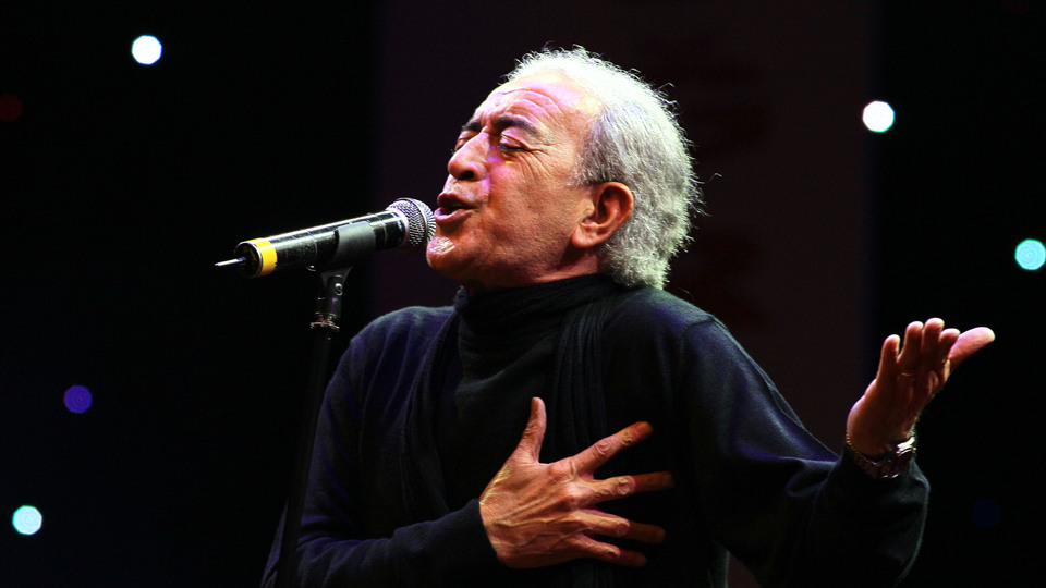 "İster alkışlarla gönderirler ister çiçeklerle..."