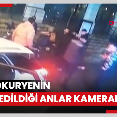 Pendik'te yolda duran kişiye hafif şekilde çarpan motokuryenin darbedildiği anlar kamerada