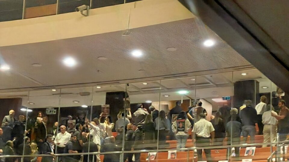 Netanyahu'ya sırtlarını döndüler