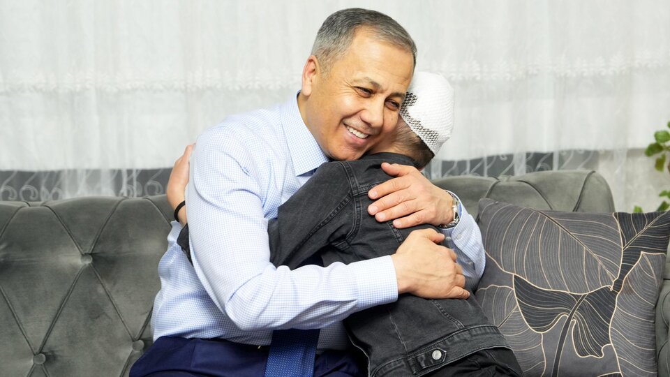 Bakan Yerlikaya'dan köpeklerin saldırısına uğrayan küçük Tunahan'a ziyaret