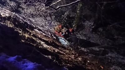 Otomobil uçuruma yuvarlandı: 2'si ağır 5 yaralı