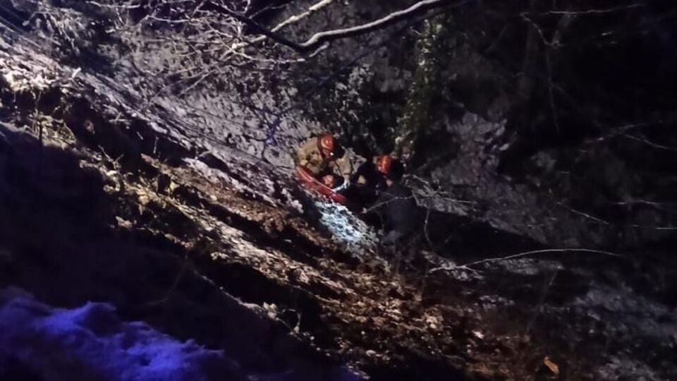 Otomobil uçuruma yuvarlandı: 2'si ağır 5 yaralı