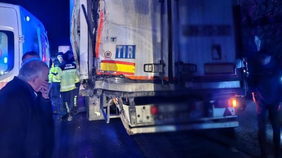 Yolcu otobüsü TIR'a çarptı: 10 yaralı