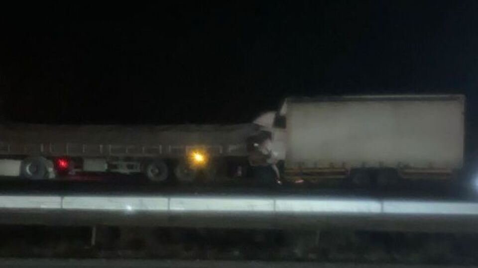 TIR'a çarpan kamyonun şoförü öldü