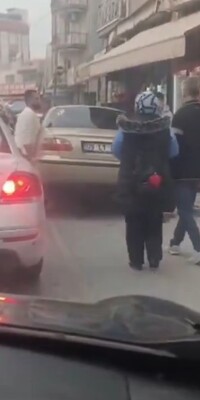 Park halindeki araçları elleriyle kaldırdı!