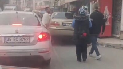 Park halindeki araçları elleriyle kaldırdı!