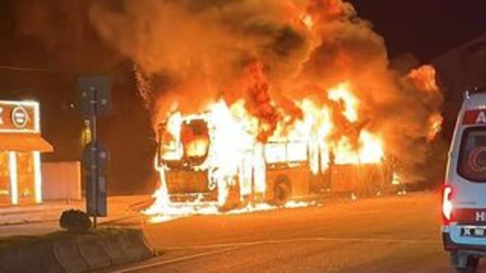 Park halinde İETT otobüsü yandı