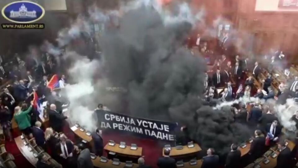 Sırbistan Meclisi'nde kavga