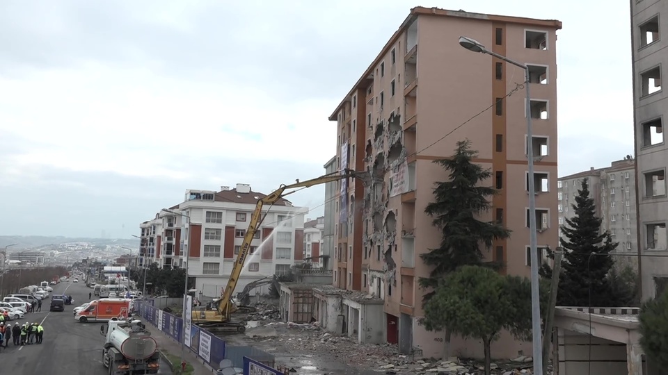 Büyükçekmece'de 160 konutun yıkımına başlandı