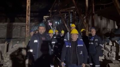 50 madenci maden ocağından dışarı çıktı