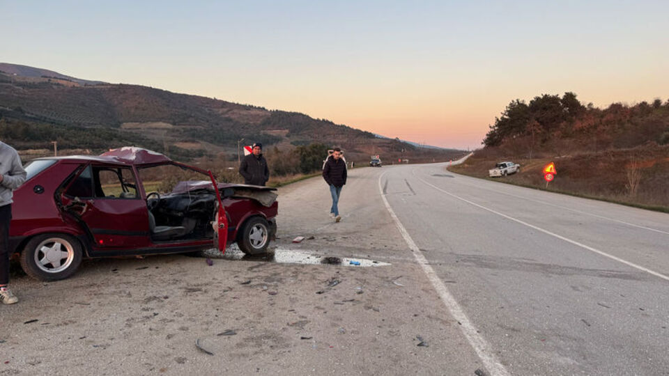 Otomobil kamyona çarptı: 1 ölü, 2 yaralı