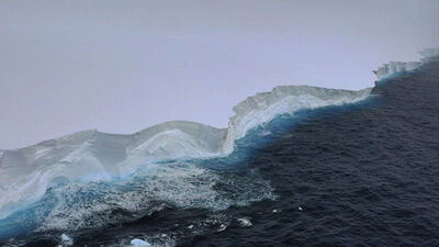 Dünyanın en büyük buzdağı Atlantik'te karaya oturdu