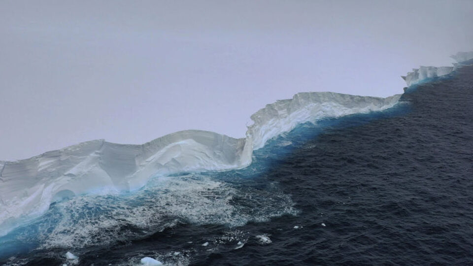 Dünyanın en büyük buzdağı Atlantik'te karaya oturdu