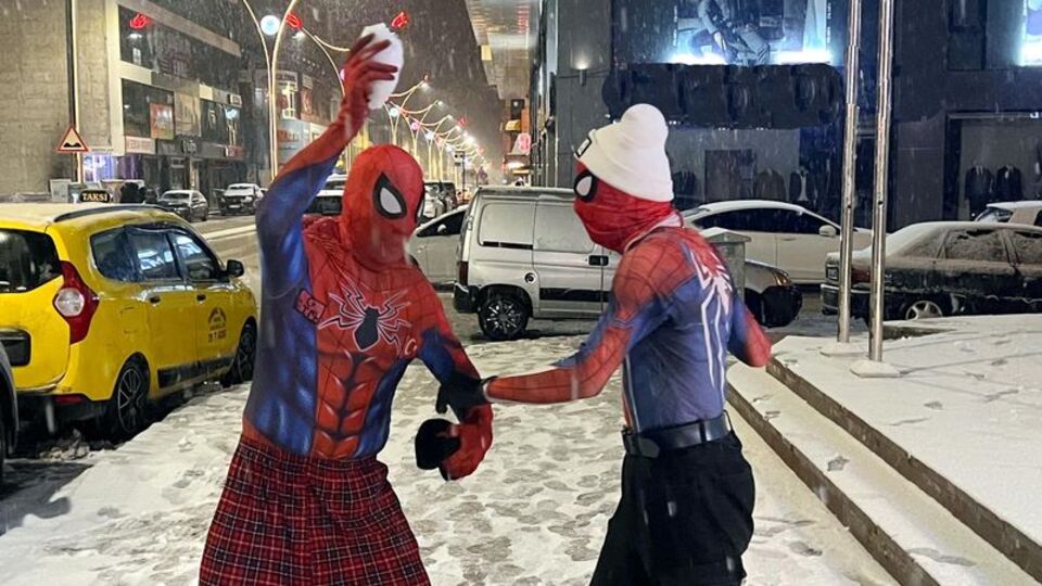 Örümcek adamların kar topu savaşı