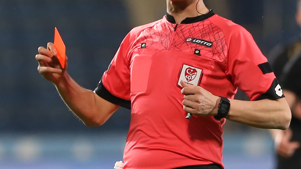 Hakemden yöneticiye, yöneticiden hakeme kırmızı kart!