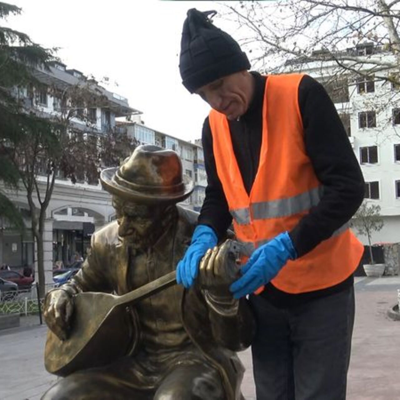 Aşık Veysel heykelini yine kırdılar