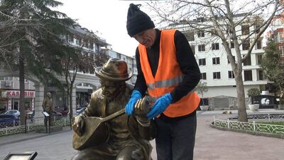 Aşık Veysel heykelini yine kırdılar