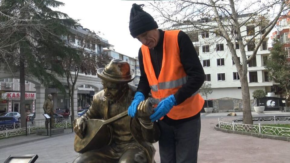 Aşık Veysel heykelini yine kırdılar