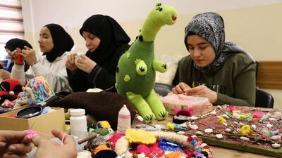 Kadınlar atık eşyalara yeniden hayat veriyor