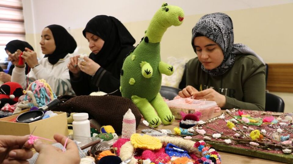 Kadınlar atık eşyalara yeniden hayat veriyor