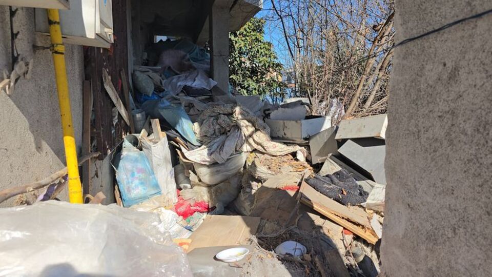 Ev ve bahçeden 1 kamyon çöp toplandı