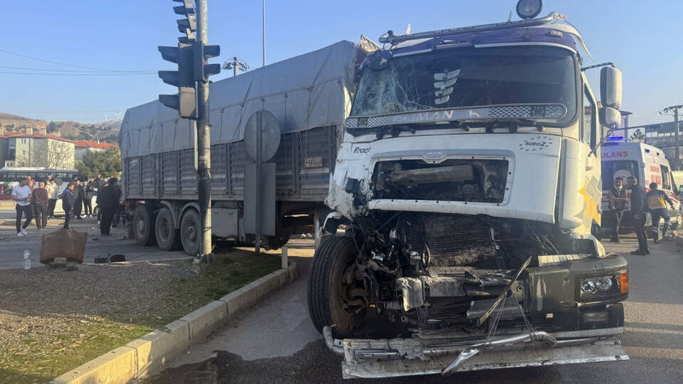 TIR'la tur otobüsü çarpıştı: 5 yaralı