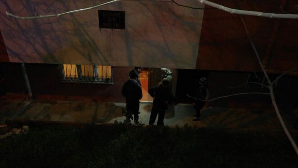 Emekli öğretmen evinde ölü bulundu