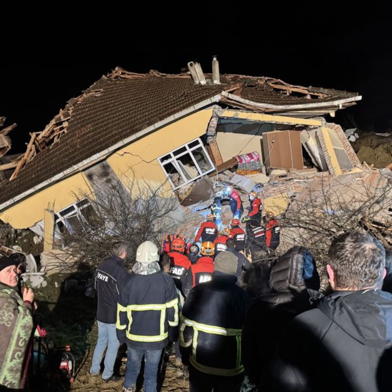 Sinop'ta heyelan: 3 ev yıkıldı, 4 kişi yaralandı