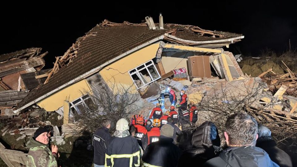 Sinop'ta heyelan! 3 ev yıkıldı, 4 kişi yaralandı