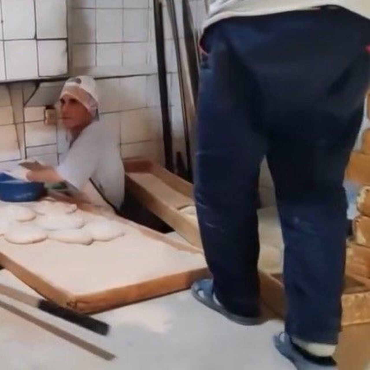 Pide tezgahına terlikle bastı! Ceza yedi