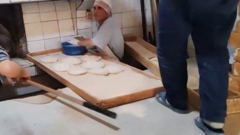 Pide tezgahına terlikle bastı! Ceza yedi