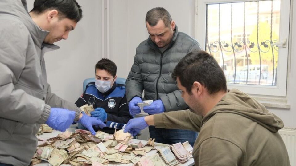 Dilenciden öyle bir para çıktı ki... Paraları 6 zabıta saydı!