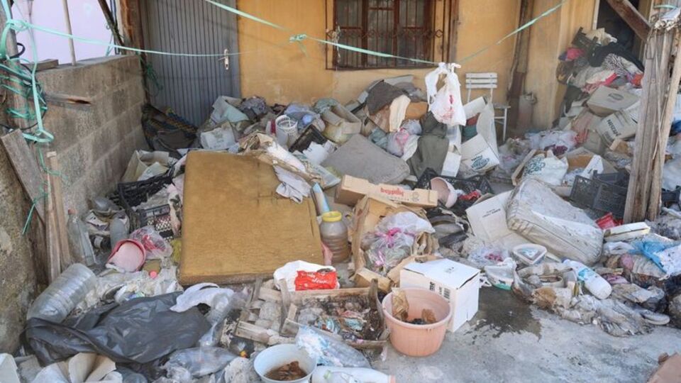 Mersin'de bir evden 10 ton çöp çıktı