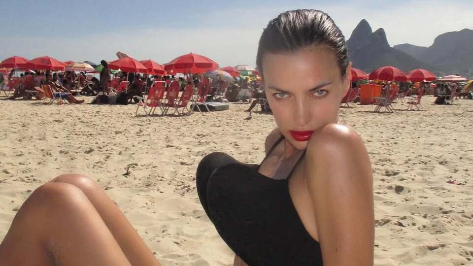 Farklı büstiyeri ile dikkat çekti