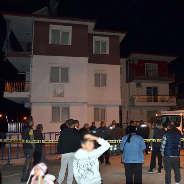 Çatlak oluşan 9 daireli bina tahliye edildi