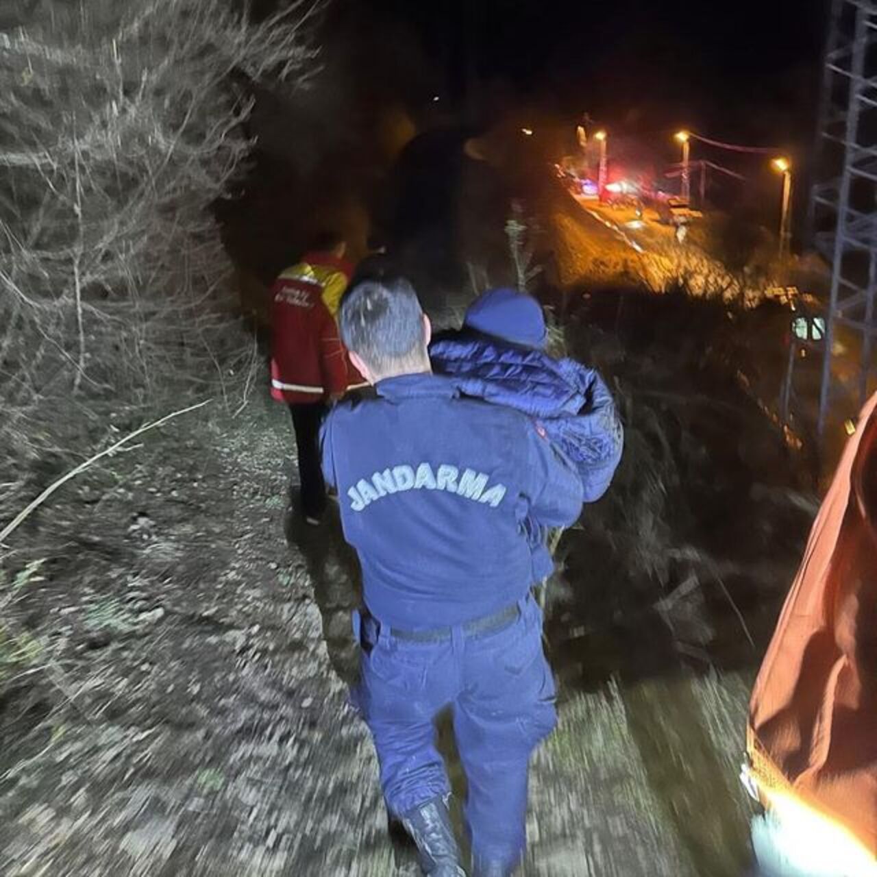 4 yaşındaki Hira ormanda kaybolmuştu!